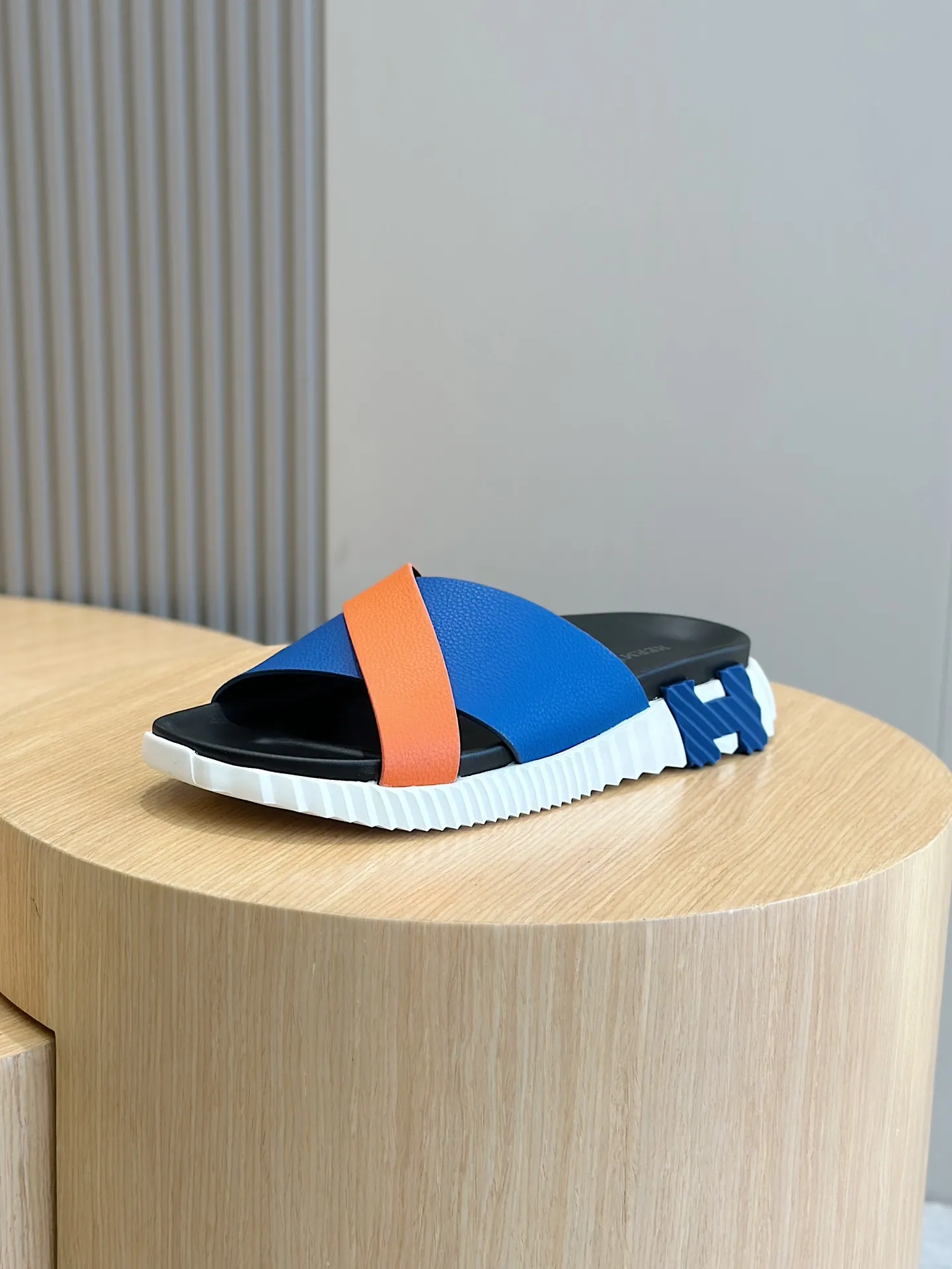 [HERMÈS] Top men's shoes 💰: 340💰 Size: 39-44 (38.45 46 custom-made) Herme*H Home Hermès Men's Sandals and Slippers - Original Replica Purchase the original version and make it one to one, the outsole is privately modeled, and the outsole color corresponding to each color is the same as the original version. Come to those who know the stuff 💪 The ultra-light soles are designed in contrasting colors, and they feel so comfortable on your feet! Calfskin, cowhide feet, private mold outsole.